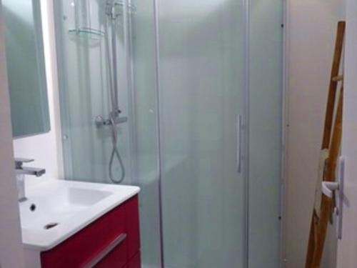 une salle de bain avec une douche en verre et un lavabo dans l'établissement Studio avec loggia et jardin, piscine et tennis, 500m de la mer - Argelès-sur-Mer - FR-1-776-60, à Argelès-sur-Mer