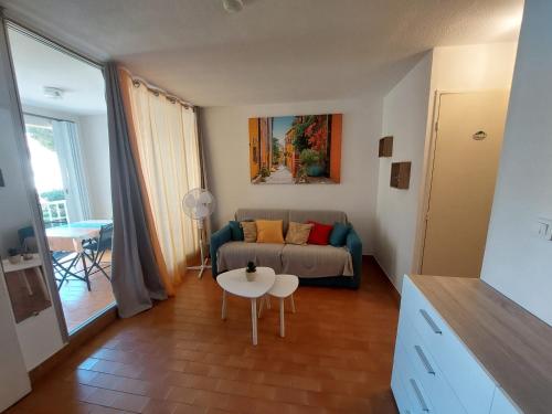 un salon avec un canapé et une table dans l'établissement Studio Cabine pour 4, Proche Plage, Commerces et Parking Privé - FR-1-776-63, à Argelès-sur-Mer