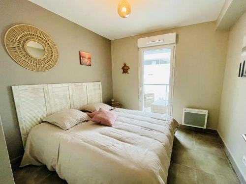 une chambre avec un lit, un miroir et une fenêtre dans l'établissement Superbe Appartement 6 Pers. à Argelès: Terrasse, WIFI, Parking, Proche Plage - FR-1-776-25, à Argelès-sur-Mer