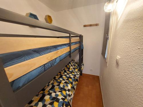 une chambre avec deux lits superposés dans une pièce dans l'établissement Studio Cabine pour 4, Proche Plage, Commerces et Parking Privé - FR-1-776-63, à Argelès-sur-Mer