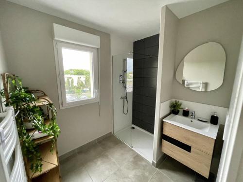 une salle de bain avec un lavabo et un miroir dans l'établissement Superbe Appartement 6 Pers. à Argelès: Terrasse, WIFI, Parking, Proche Plage - FR-1-776-25, à Argelès-sur-Mer