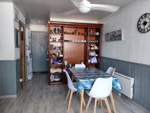 濱海阿熱萊斯的住宿－Studio Argelès-sur-Mer, 1 pièce, 4 personnes - FR-1-776-69，一间带桌子和白色椅子的用餐室