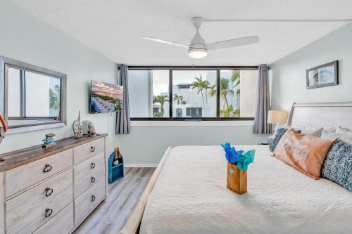 um quarto com uma cama, uma cómoda e uma janela em 2BR in Key largo w pool and sunset views em Key Largo