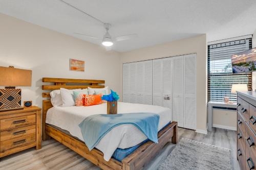2BR in Key largo w pool and sunset viewsにあるベッド