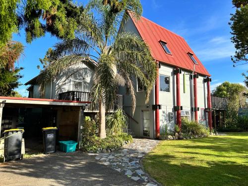 Κήπος έξω από το Cooks Beach Holiday Home