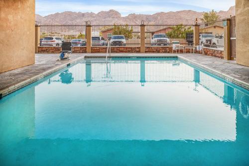 Piscina di Holiday Inn Express Hotel & Suites Twentynine Palms by IHG o nelle vicinanze