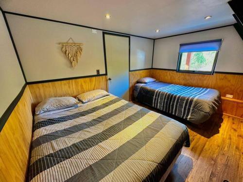 Cabaña Alpina Experience : غرفة نوم بسريرين ونافذة
