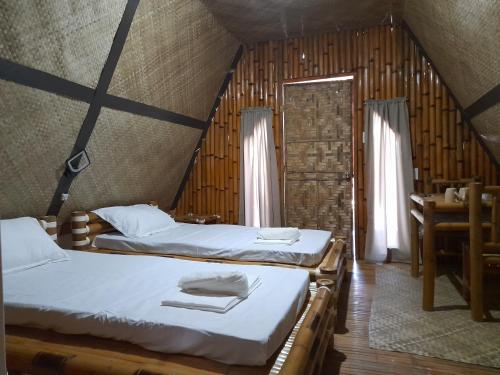 Postel nebo postele na pokoji v ubytování Na Wa Cottages