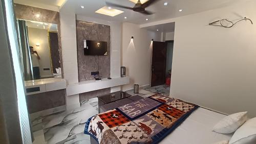 a bedroom with a bed and a sink and a mirror at Hotel weekend Pachmarhi in Pachmarhī
