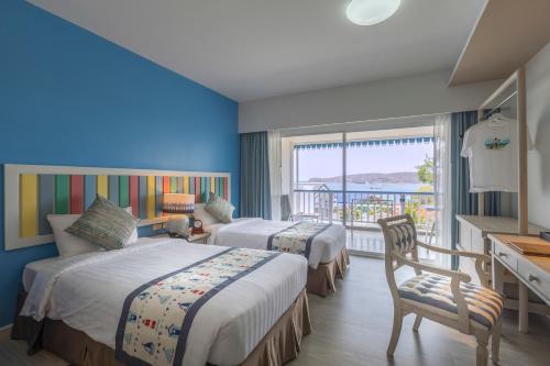 西昌島的住宿－蘇梅絲廠旅館，酒店客房设有两张床和一个阳台。