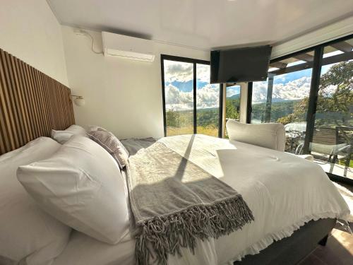 1 dormitorio con 1 cama y vistas a las montañas en Suite romántica panorámica en Alto Boquete