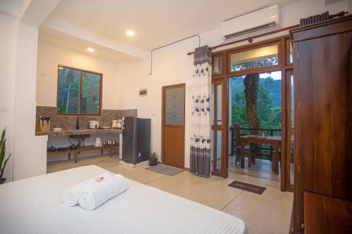 D2 Villa Unawatuna في غالي: غرفة نوم بسرير وحمام مع شرفة