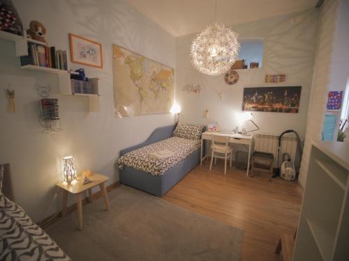 mały pokój z łóżkiem i biurkiem w obiekcie Itiseasy Palermo 1 e 2 Private Apartments w mieście Palermo