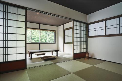 田辺市にある熊野四季亭の窓のある部屋(ベンチ付)