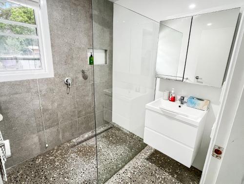 ein Badezimmer mit Dusche, Toilette und Waschbecken in der Unterkunft Mirror Bay Apartment in Laurieton