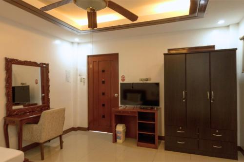 TV a/nebo společenská místnost v ubytování Teofely Gardens Resort near Tagaytay