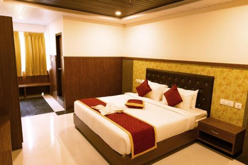 Een bed of bedden in een kamer bij HOTEL GRAND ORCHID