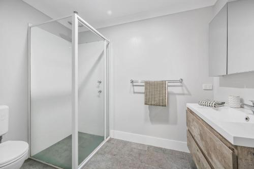 ein Bad mit einer Dusche, einem WC und einem Waschbecken in der Unterkunft Mirror Bay in Laurieton