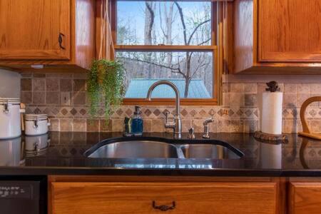 eine Küchentheke mit Spüle und Fenster in der Unterkunft Family FUN-Relax-Mtn View-Game Rm-HotTub in Blue Ridge