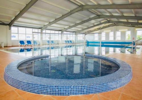 una gran piscina con una gran piscina en C-Scape Lodge en Newquay
