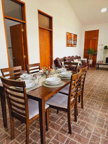 comedor con mesa de madera y sillas en Miski Rumi., en Huaycán Alto