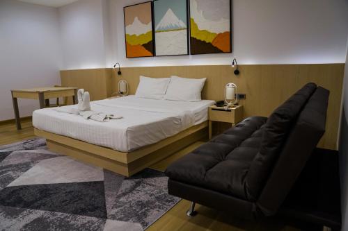 1 dormitorio con 1 cama y 1 sofá en Sakura Sky Residence en Bangkok