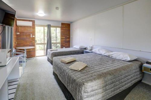 ein Hotelzimmer mit 2 Betten und einer Küche in der Unterkunft Tambo Mill Motel & Caravan Park in Tambo