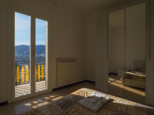 阿爾瑪迪塔賈的住宿－Casa del Sole，一间卧室设有一张床和一个大型玻璃窗