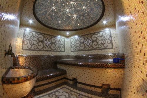 y baño con bañera, lavabo y aseo. en Villa Venezia en Sevastopol