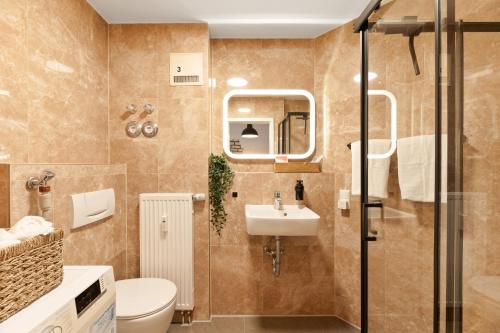 y baño con aseo, lavabo y ducha. en Zentrale Wohnung mit Tiefgarage in Ludwigsburg, en Ludwigsburg