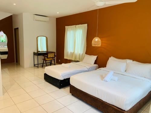 pokój hotelowy z 2 łóżkami i pianinem w obiekcie LiLLA Rainforest Retreats by Swing & Pillows w mieście Hulu Langat