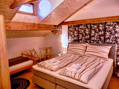ein Schlafzimmer mit einem großen Bett im Dachgeschoss in der Unterkunft PENTHOUSE with mountain views and SAUNA in Hermagor