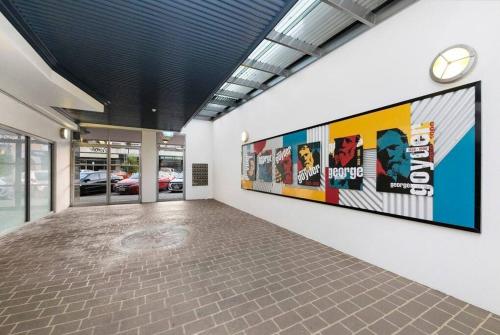 Gallery image of Artistic City Escape with Balcony and Parking in Darwin
