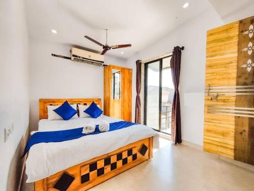 1 dormitorio con cama y ventana grande en THE PERFECT STAYS: MOUNTAIN MANOR VILLA en Lonavala