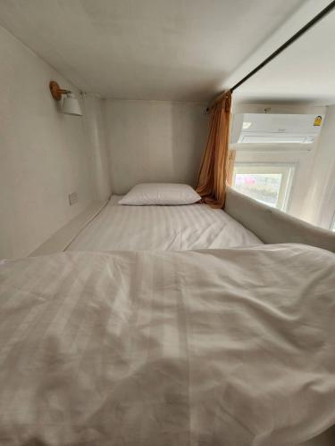 ภูผาหน้าเล PhuPha-NaLay Cafe'n Campingにあるベッド