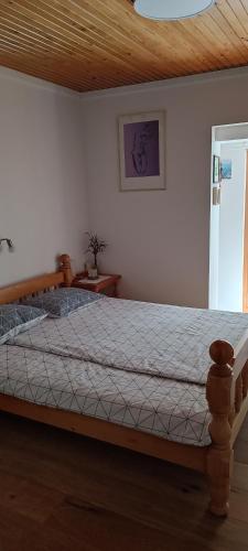 House Apartma Čebela with jacuzziにあるベッド