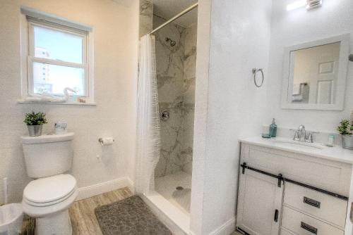 Ένα μπάνιο στο Daytona Shores Inn and Suites