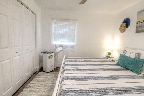 Ένα ή περισσότερα κρεβάτια σε δωμάτιο στο Daytona Shores Inn and Suites
