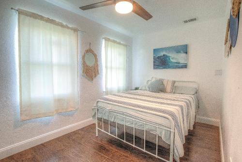 Ένα ή περισσότερα κρεβάτια σε δωμάτιο στο Daytona Shores Inn and Suites