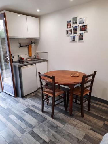 - une cuisine avec une table et des chaises en bois dans l'établissement O MONT D OR, à Saint-Romain-au-Mont-dʼOr