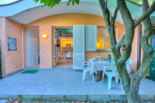 une maison avec une table et des chaises sur une terrasse dans l'établissement France Apartment - Happy Rentals, à Ispra