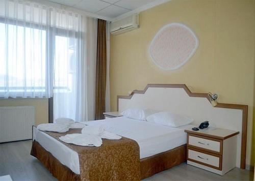 Ліжко або ліжка в номері Ayvalık Palas Hotel