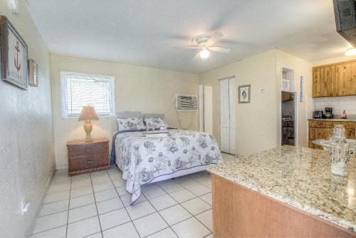 Ένα ή περισσότερα κρεβάτια σε δωμάτιο στο Daytona Shores Inn and Suites