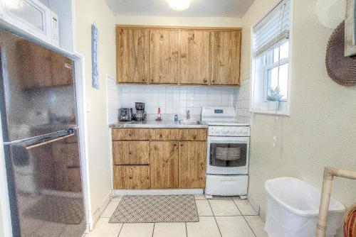 Dapur atau dapur kecil di Daytona Shores Inn and Suites