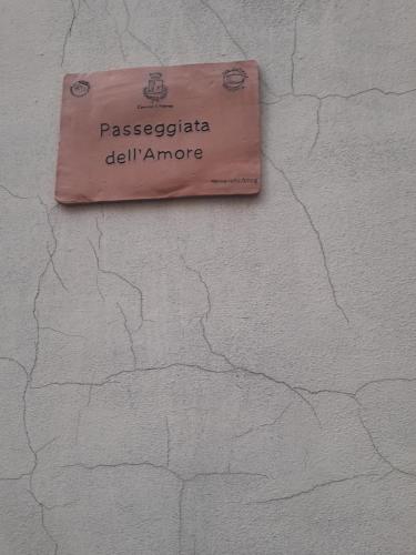 un panneau indiquant pasadena del amore sur un mur de pierre dans l'établissement Alley Star, à Norma