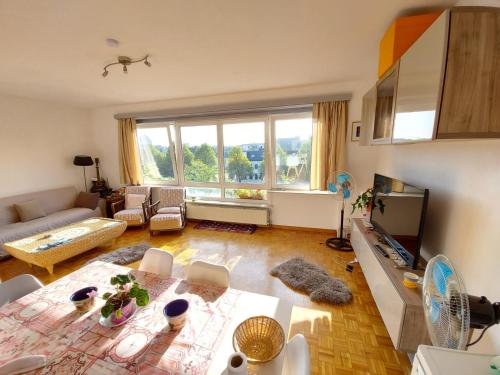 uma sala de estar com um sofá e uma mesa em Wonderful stay Monet em Gante