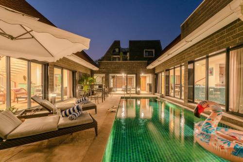 kryty basen w domu w obiekcie City chic Luxury villa with Private pool available as 3bhk and 6Bhk w mieście Stare Goa