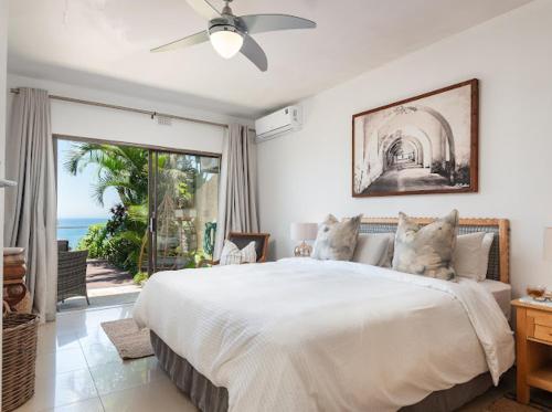 - une chambre avec un grand lit et une vue sur l'océan dans l'établissement Siesta, à Ballito