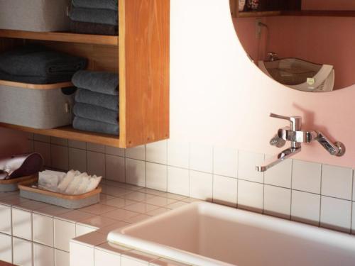 La salle de bains est pourvue d'un lavabo, d'un miroir et de serviettes. dans l'établissement Goto - House - Vacation STAY 66191v, à Goto