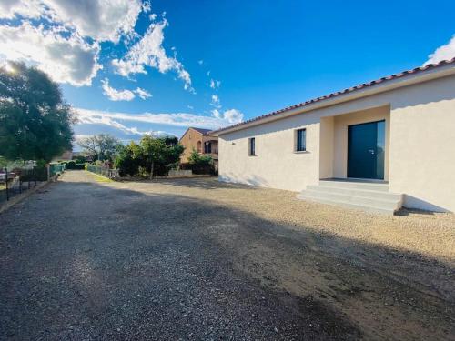 an empty driveway in front of a house at "Villa Verde "au coeur de Ghisonaccia in Ghisonaccia